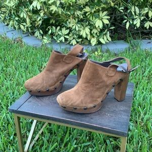 Caytamer Seude Clogs Heels